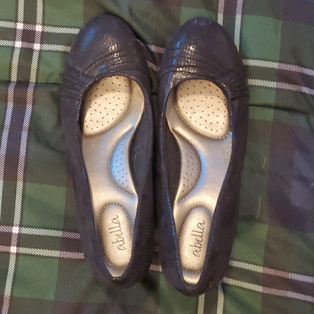 Small heel black shoes